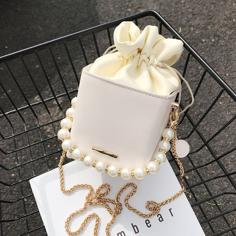 Mini Bolsa de Couro com Alça Perolada