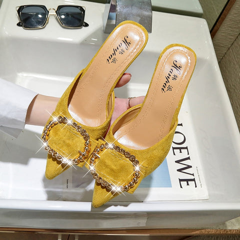 Scarpin Mule com Fivela de Cristal Salto Baixo Fino