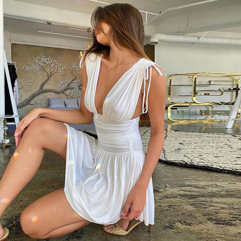 Vestido Curto Plissado sem Mangas Decote V Profundo