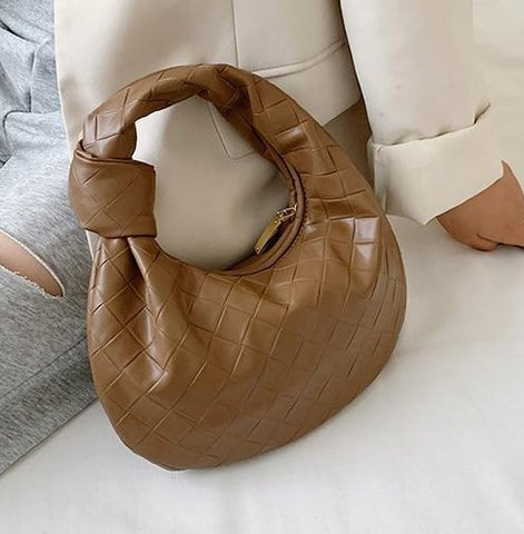 Bolsa Pequena de Mão em Couro com Nó na Alça